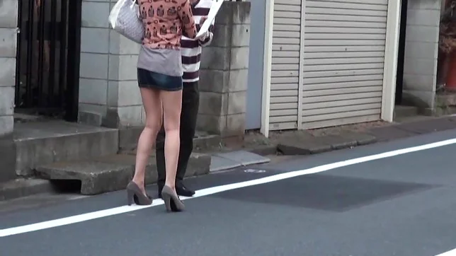Amateur Japanese model gives a good head 2