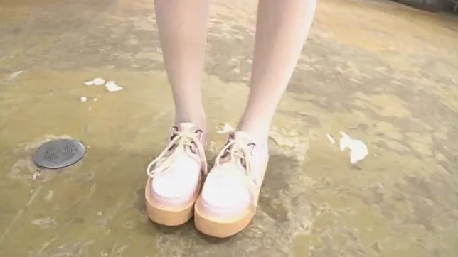 Gorgeous busty beauty gives an unforgettable blowie 2