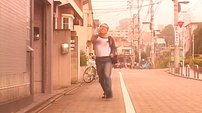 Sexy JP housewife Akiho Yoshizawa washes her hubby and jerks him off