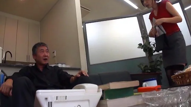 Chika Ameri gets facial after a spicy handjob 2