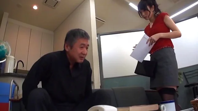 Chika Ameri gets facial after a spicy handjob 2