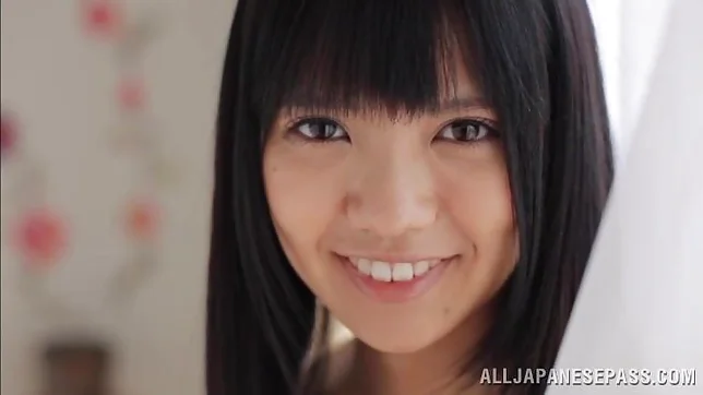 Young Kana Aono poses in amazing solo show 2