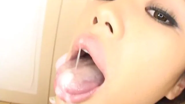 Warin Umino Asian doll gives her boyfriend a hot blowjob