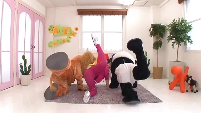 Sexy amateur teen Nozomi Hazuki posing on cam and dancing