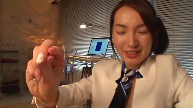 Mirei Nakagawa strokes as she kiss her dude 2