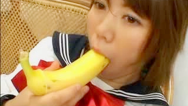 アジア系女子校生がバナナでスナッチを穿つ