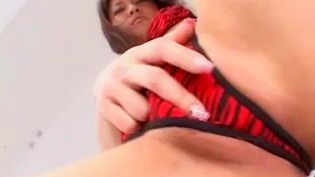 セクシーなアジアン・ティーンが、剃毛したアソコにねっとりとしたザーメンをこすりつけている。